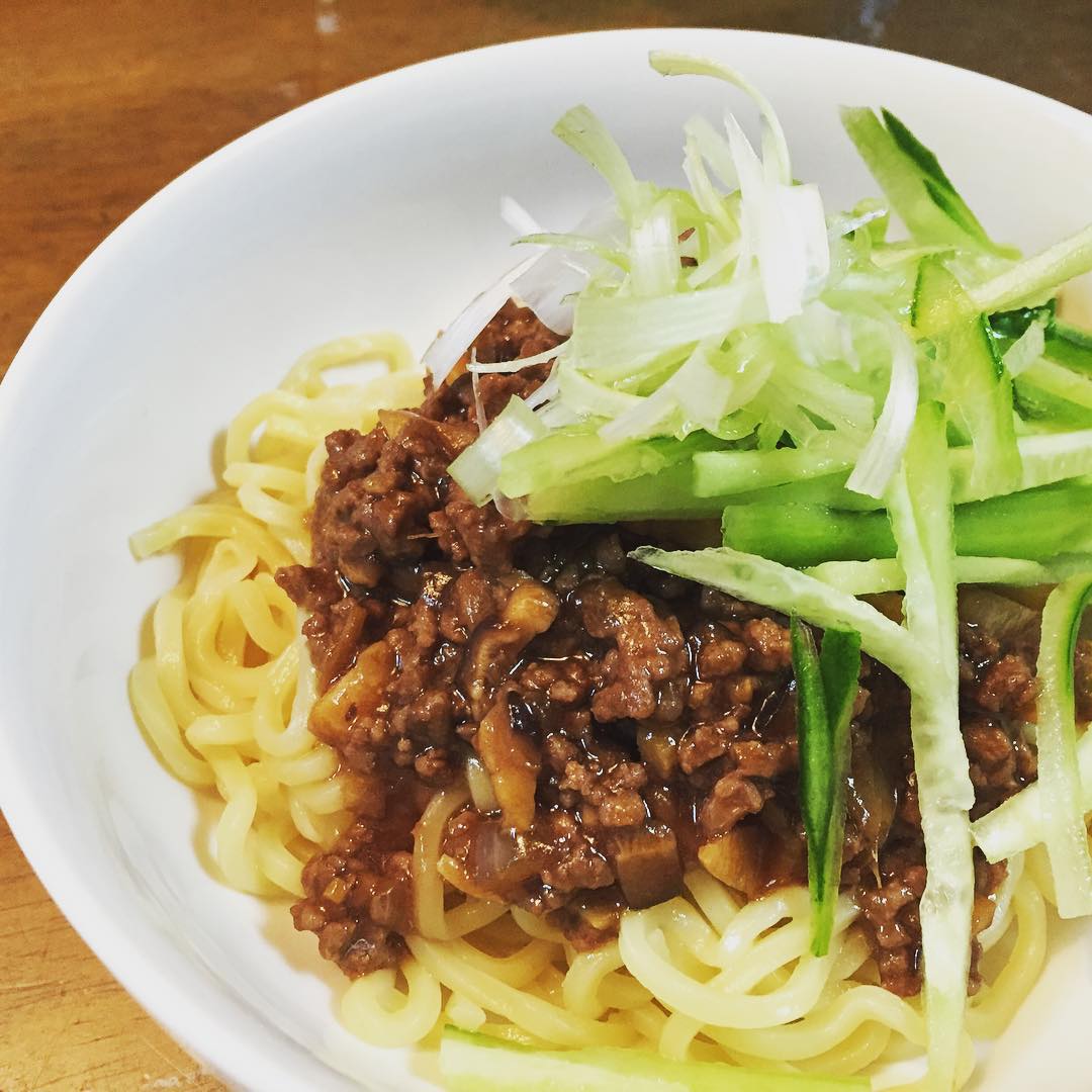 二女作炸醤麺。