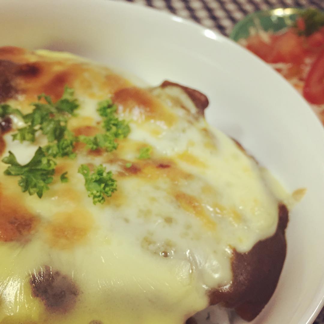 ひとり晩ご飯。昨日残ったカレーで焼きチーズカレー。