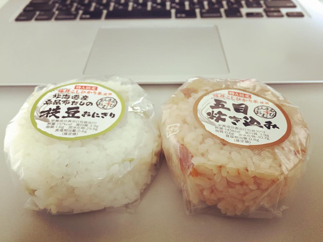 がっつりお仕事中。一人暮らし中につき、米も炊かず。たまには、こういうのも美味い。