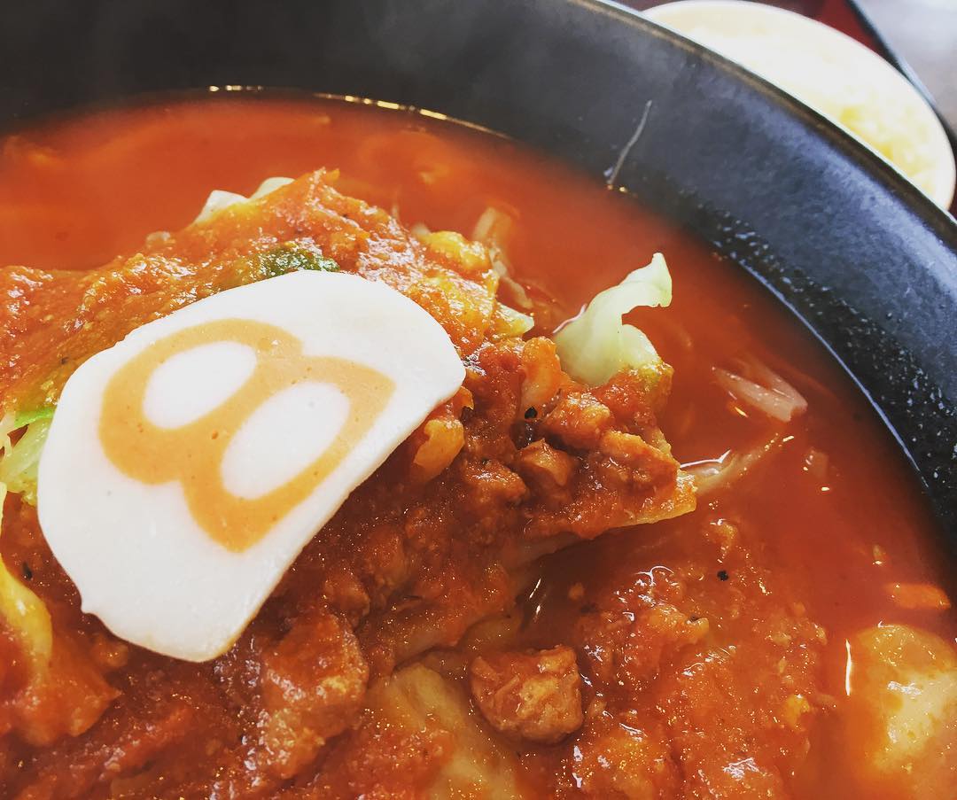 昨日食事抜きで、病院だったので、終わってから、ひたすら食べたトマトラーメン。台風にも負けず。病院は気持ちがダウンするので、ラーメンで上げてみた笑