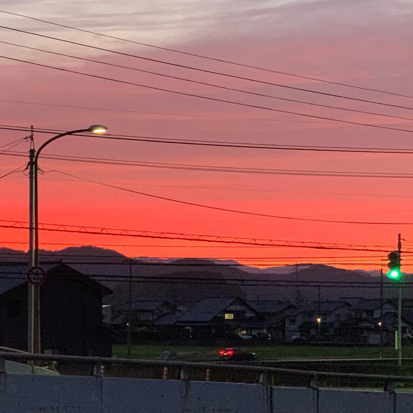 自室の窓から。加工なしの夕焼け色。