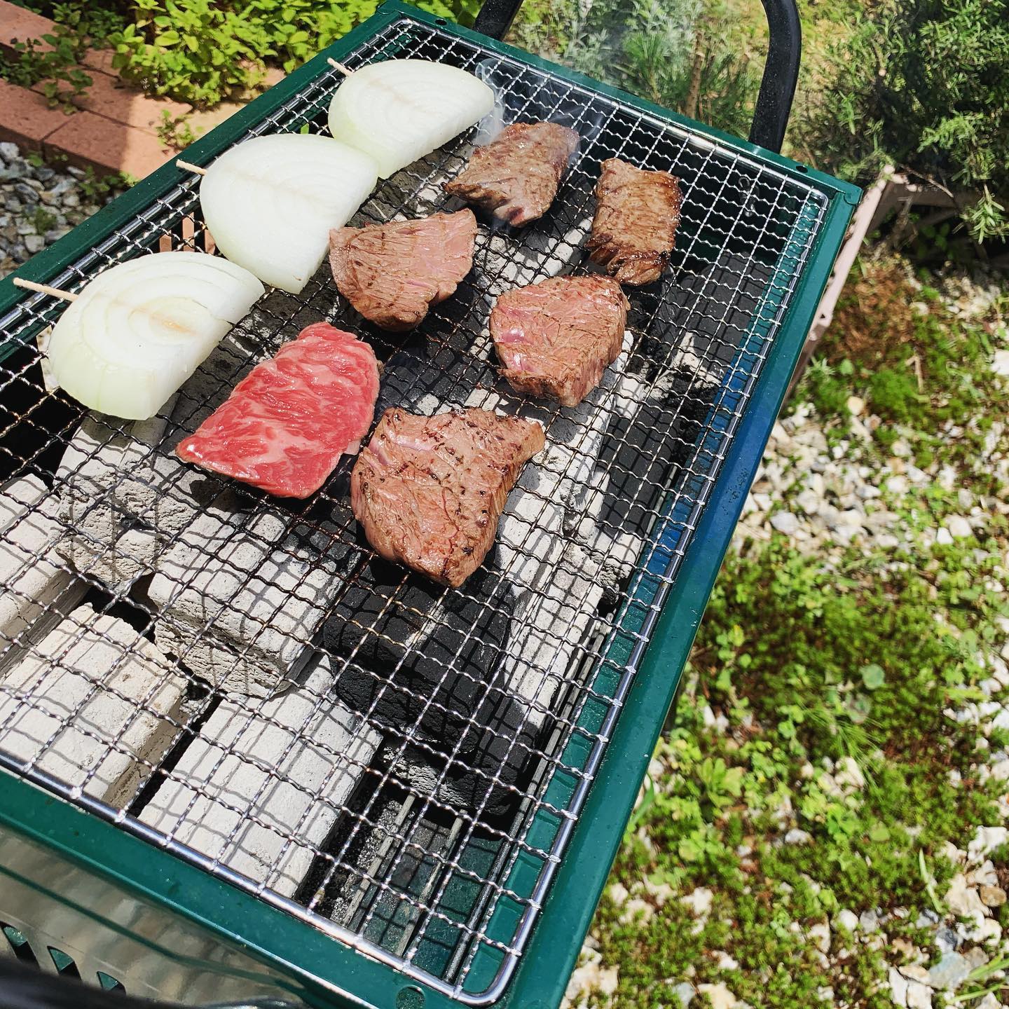 お庭でお肉を焼きました。