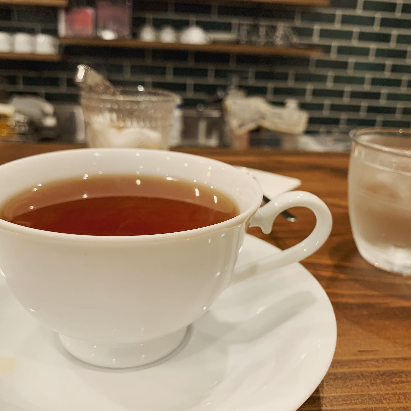 ジンジャー紅茶、ノンカフェインで。珍しく夜カフェ。