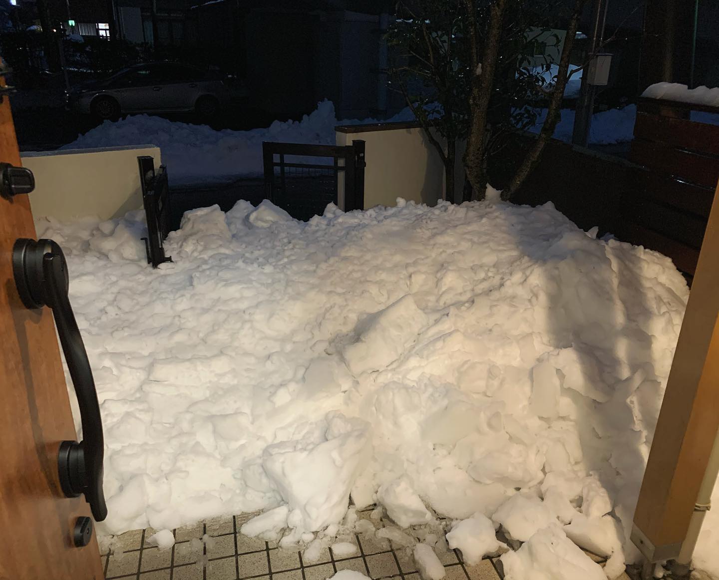 帰宅したら屋根雪落ちて、玄関が埋まってた