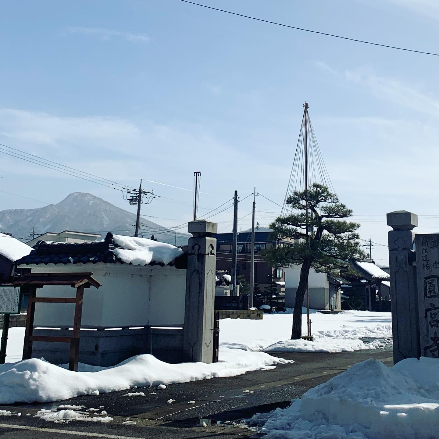 昼食後の運動。事務所から最寄りの郵便局へ。お天気いいので、徒歩にて。郵便局前にはお寺があって、今日は日野山も綺麗に見えます。てくてく。