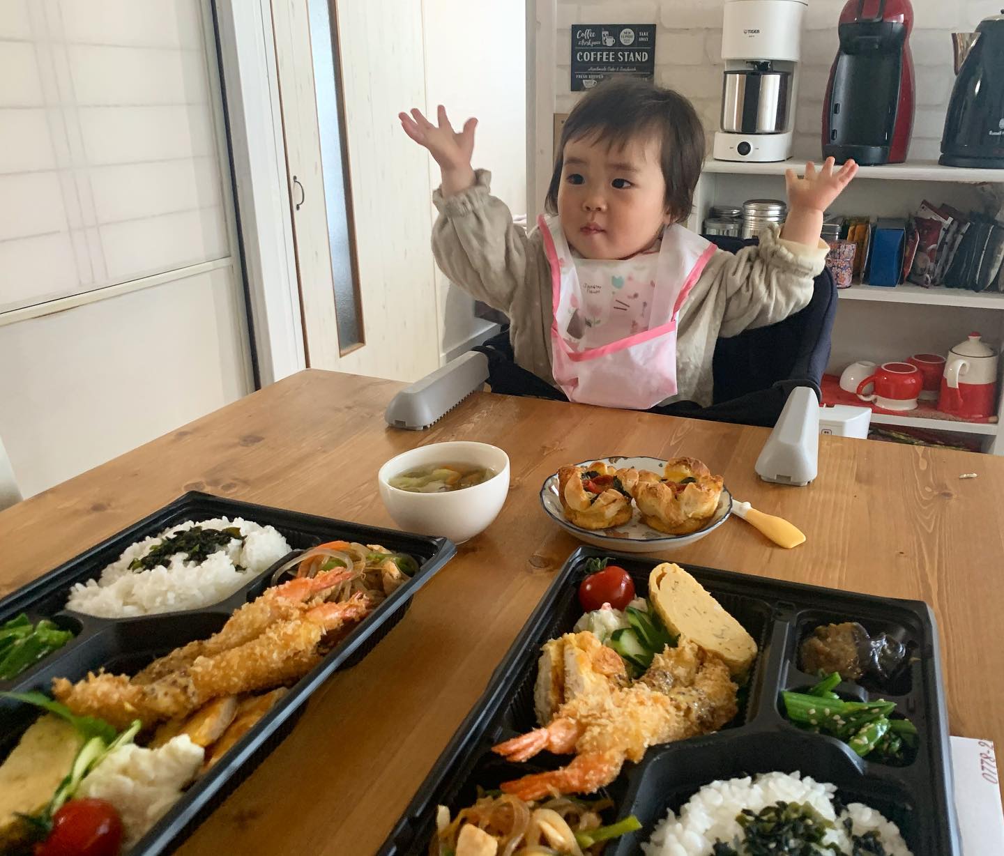 いつも美味しいラグマス弁当で、事務所ランチ。ゆずちゃん「いただきます」に入る前のポーズ。ゆずちゃんはママ特製パンキッシュ。#ラグタイムクラシックス