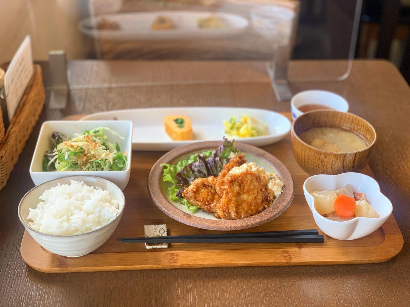 作業が追いつかなくて、祝日出勤したけど、あまりにお天気がいいので、お昼はランチに出た。今は友達も気軽に誘えない感じが淋しいね。混雑を避けて遅い時間に行ったら、ある方と遭遇。離れた席で、ちょっとおしゃべり。こんな世の中だけど、たまには外にでないと。ごちそうさまでした