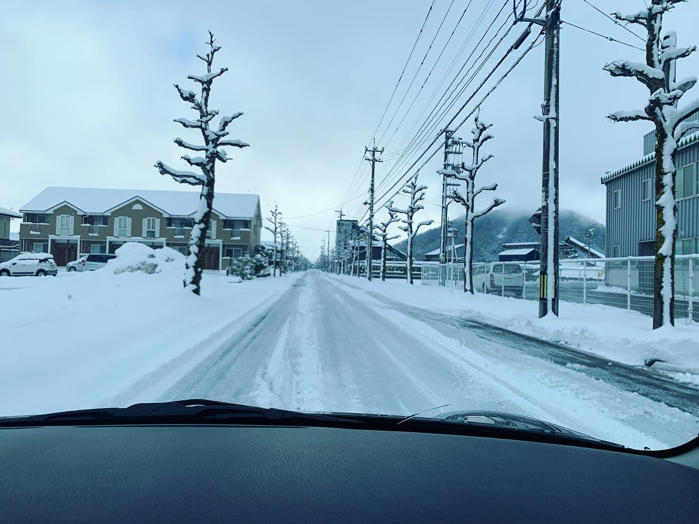 雪のあさ、事務所までの道。