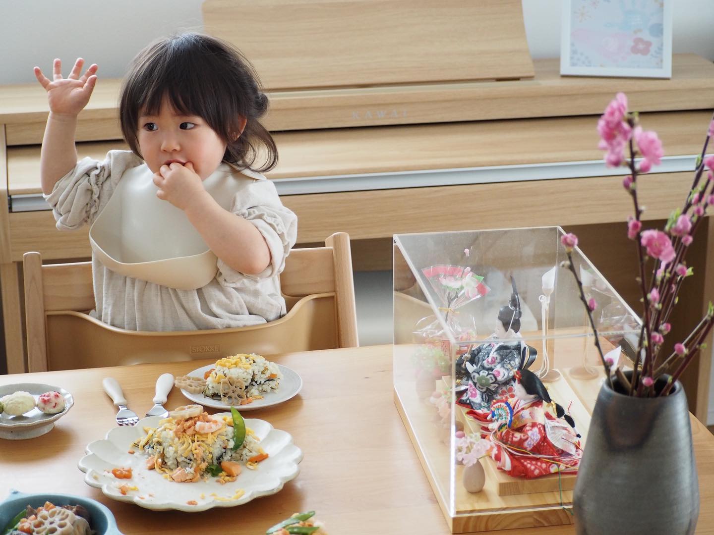 ゆずちゃんの雛祭り女の子らしさより、やんちゃな暴れん坊さんを発揮中‍