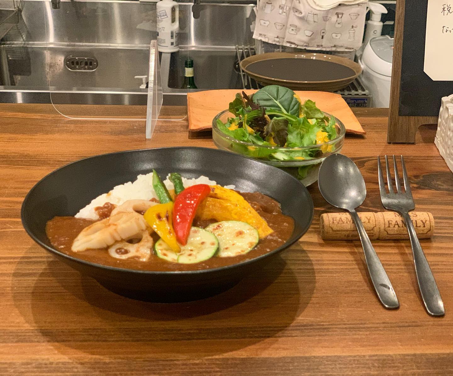 今日の晩御飯。野菜が美味しい、私にちょうどいい辛さのカレーは貴重。作らなくていい日はサボりましょうごちそうさまでした