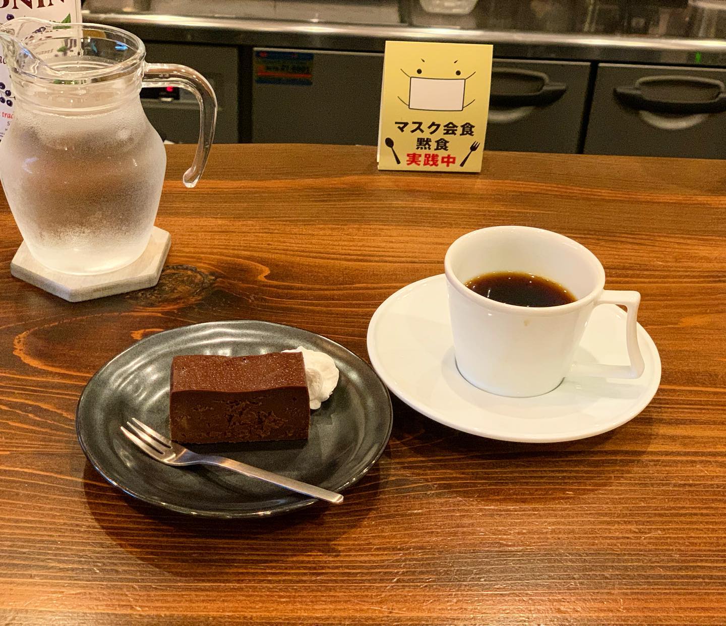 武生市内を走り回り、友人を駅に送る前にカフェでひと休み。いつも美味しいケーキと珈琲、ごちそうさまでした乾いた私たちに、お水もたっぷりありがたく