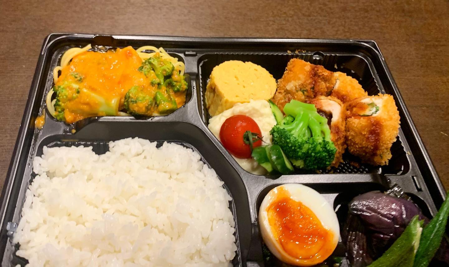 今夜は久しぶりのラグマス弁当、自分が食べたくて実家に差し入れ。母が膝の調子が悪いので、少しでも家事負担を減らせたらいいなぁと。両親と一緒に完食！いつも美味しいラグマス弁当、ごちそうさまでした