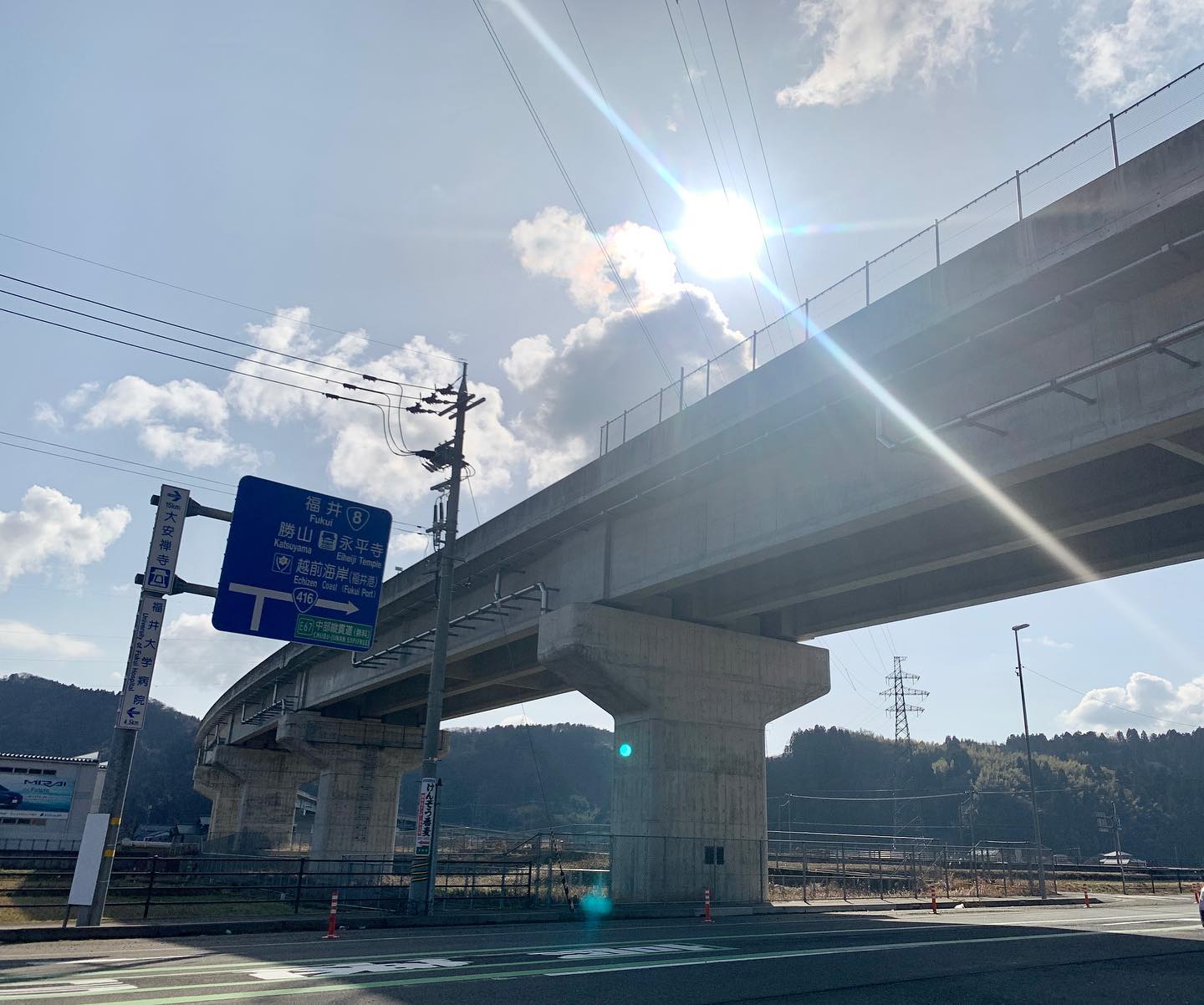 延期になってた撮影の日。晴れました！今日は福井市内2箇所で撮影。まずは福井北インター近くの現場なので、武生から高速で到着。がんばります