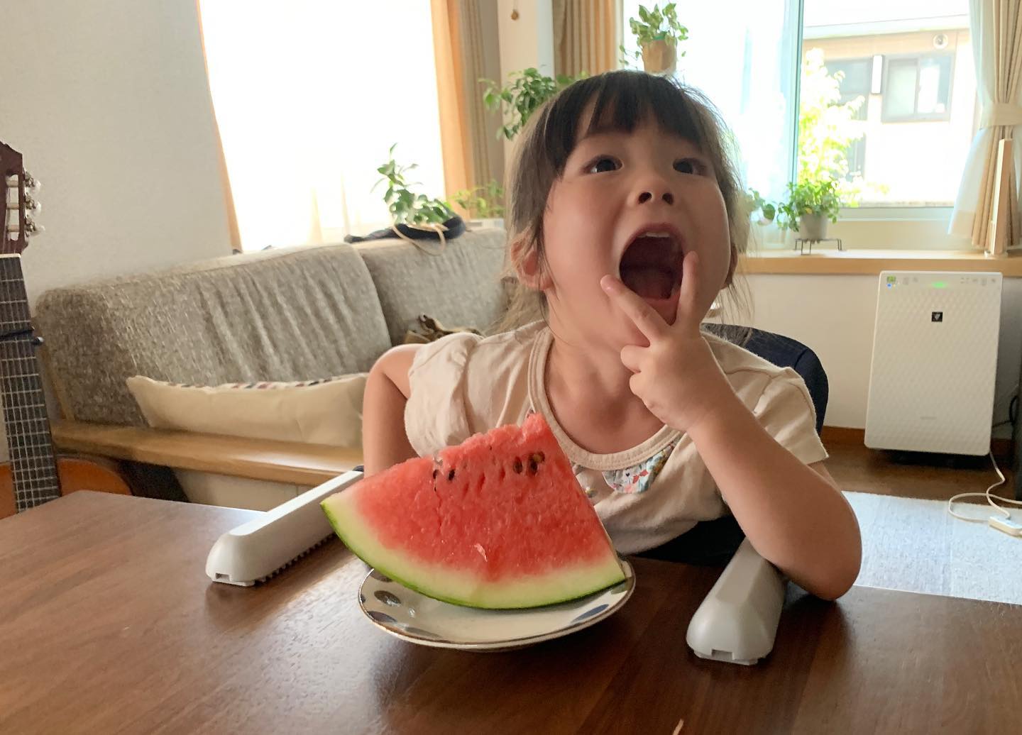 ゆずちゃん夏休み突入。昨日はうちに来てくれて、スイカを食べました今日は希望者のみの夏期保育へ、イヤイヤ行ったそうゆずちゃんも暑い中、ご苦労様ですね。