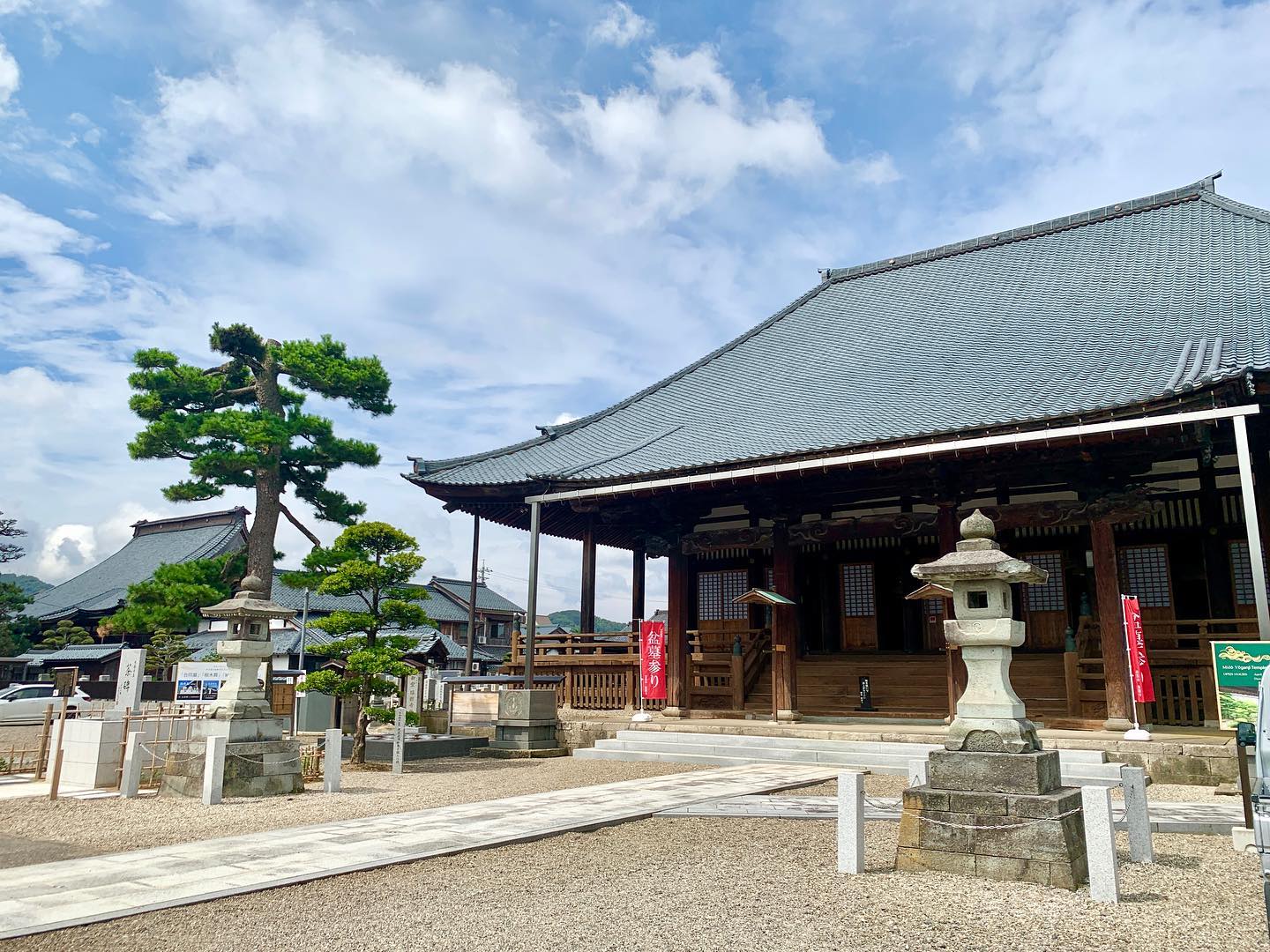 午前中、妹と実家側のお墓参りに。最近は催し物が多くなり、賑やかなお寺になったようです。今日はひと気も少なく、ご先祖様のお墓に静かに手を合わせてきました