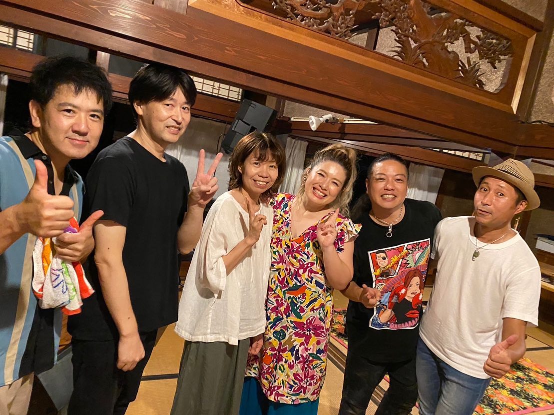 昨日、ワラシカフェにて「Yoshino & Masae」 さんの全国ツアーに合わせ、「Yoshi-Mitsu」さん、そして、私たち「hiro and…」も出演させていただきました。平日の夜にもかかわらず、暑い中、かけつけて下さったお客様には感謝でいっぱいです。本当にありがとうございました「Yoshino & Masae」さんの演奏は、ワラシカフェ初登場のときから、毎年見せていただいていますが、今回もまた会場には感動の嵐が巻き起こっていました。ここまで心を引きつけられるライブってなかなかないと思います。毎回ほんとすごいです🥹そして「Yoshi-Mitsu」さんのオリジナル曲、あんなかっこいい曲は絶対作れそうにもないです。歌詞も「キスキスキス…」の連発でオトナな世界観にドキドキしました私たち「hiro and…」は、アルバム「回想録〜メモワール」の曲を中心に演奏させていただきました。いつものようにガクブル発動しましたが、精一杯歌いました。温かく見守っていただいたお客様に感謝です。そして、終わったとたん、またもや腰にキマシタ😀1年ぶりのよしまささんともまだまだたくさんお話ししたかったんですが、暑さで体力の限界もあって、打ち上げには参加せずに失礼させていただきましたひとつのライブが終わると精魂使い果たしてしまう私です。心から体力つけたいと願っております😀【セトリメモ】hiro and…としてのライブは貴重なので、曲目選び悩みました。1.この海が好き2.キミが生まれた日3.小悪魔ドライブ4.1979