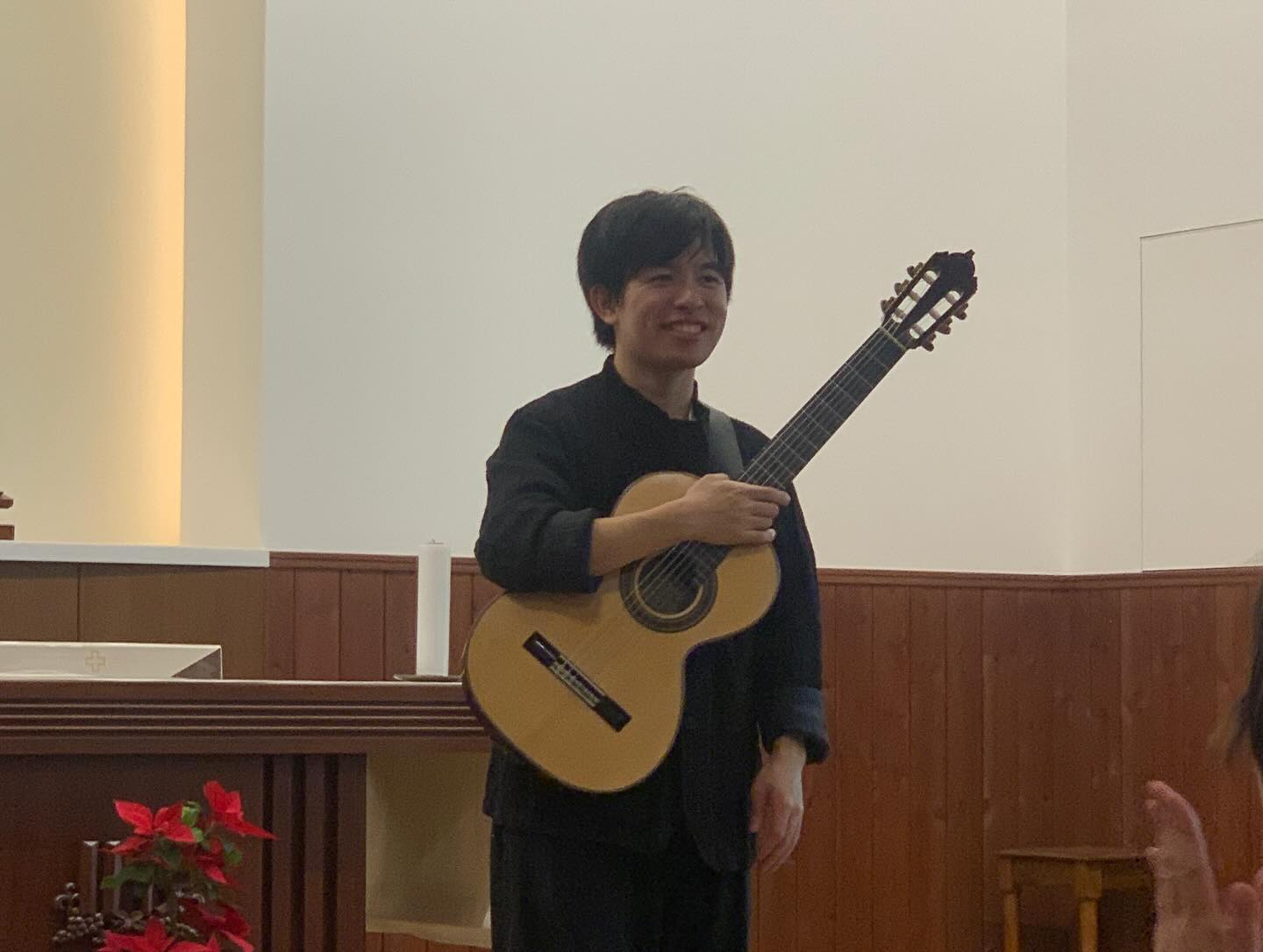 「ギターと静寂」五十嵐紅さんのコンサートへ。教会で、静かな時間、楽しみました。最近、クラシックギターにハマってます。癒しを求めてるようですアンコールは撮影OKでした。#五十嵐紅