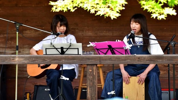 一昨日の『Green Field Acoustic Live vol11 2024 Spring』に、ポプリで出演させて頂きました。暑い日になりましたが、木陰では爽やかな風も吹いて、また素敵な想い出の1日が増えました。出番が近づいたとき、応援に駆けつけてくれた方の顔が見れると超嬉しいし、頑張らなくては！と心身引き締まる思いです。なかなか上手くはなれないし、いつもふわふわ落ちつけない私ですが、地道に少しずつ楽しんで続けていきたいです。温かいお気持ち、本当にありがとうございます。￼2年目のポプリ、まゆちゃんと少しずつ頑張りたいと思います。関係者の皆様には大変お世話になりました。ありがとうございました。1.ルージュの伝言2.浜辺のうた3.I will4.風になる5.空も飛べるはず