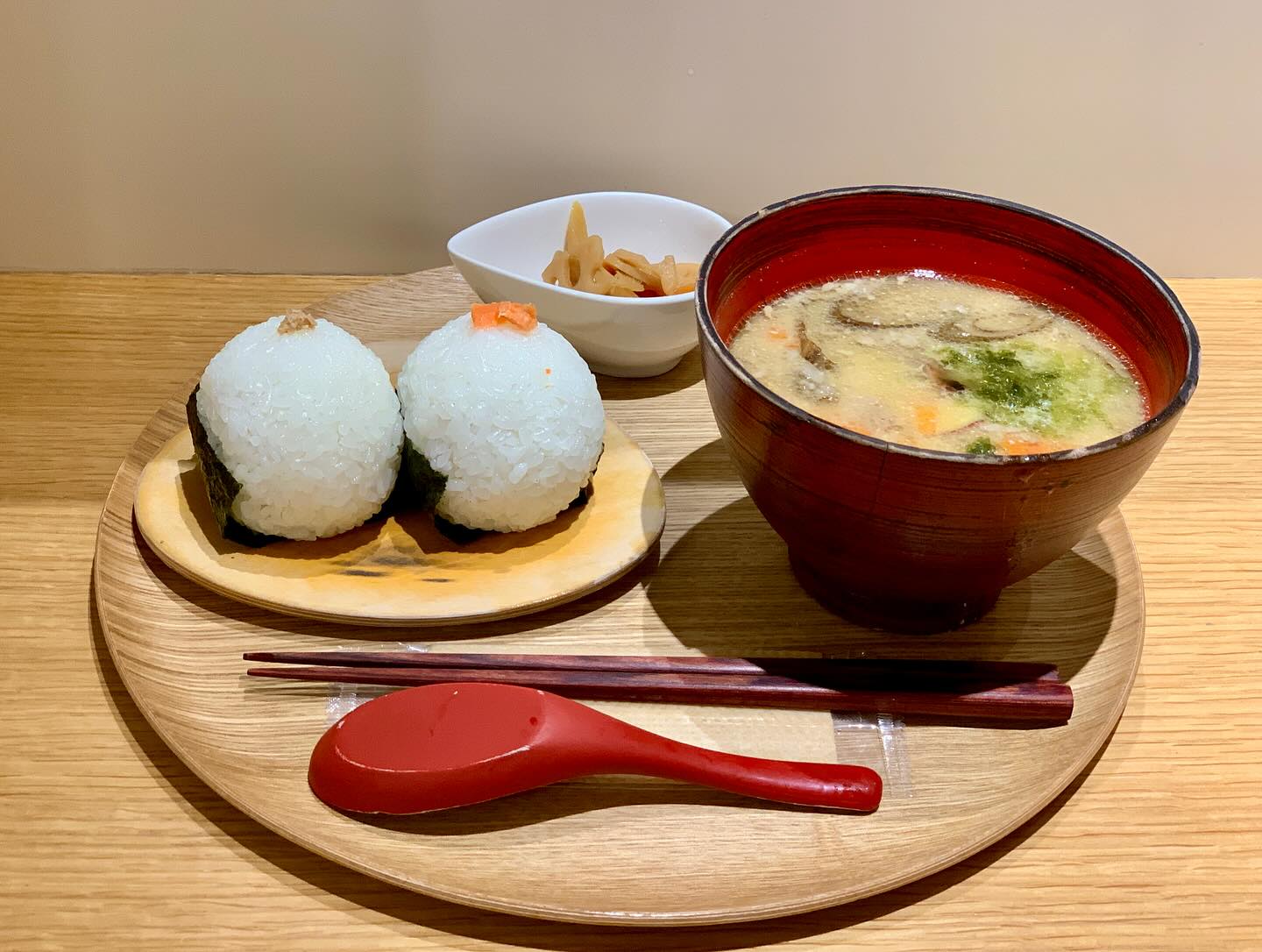 昨日の続き。午前中は図書館で過ごし、ランチはお味噌汁食堂「そらみそ」でランチ。好きなお味噌汁、おむすび、おかずが選べます。美味しい。それから、久しぶりにフォーラス、リントをうろうろ…見ているだけで、楽しい時間。暑いというのに、金沢おでんを食べて、石川県郷土力士の皆さんと写真撮影して帰りました。久しぶりのフォーラスではまずniko and…にごあいさつ。それから、気になってた630のクラギを試奏、新しいStandard Productsが楽しかったです。