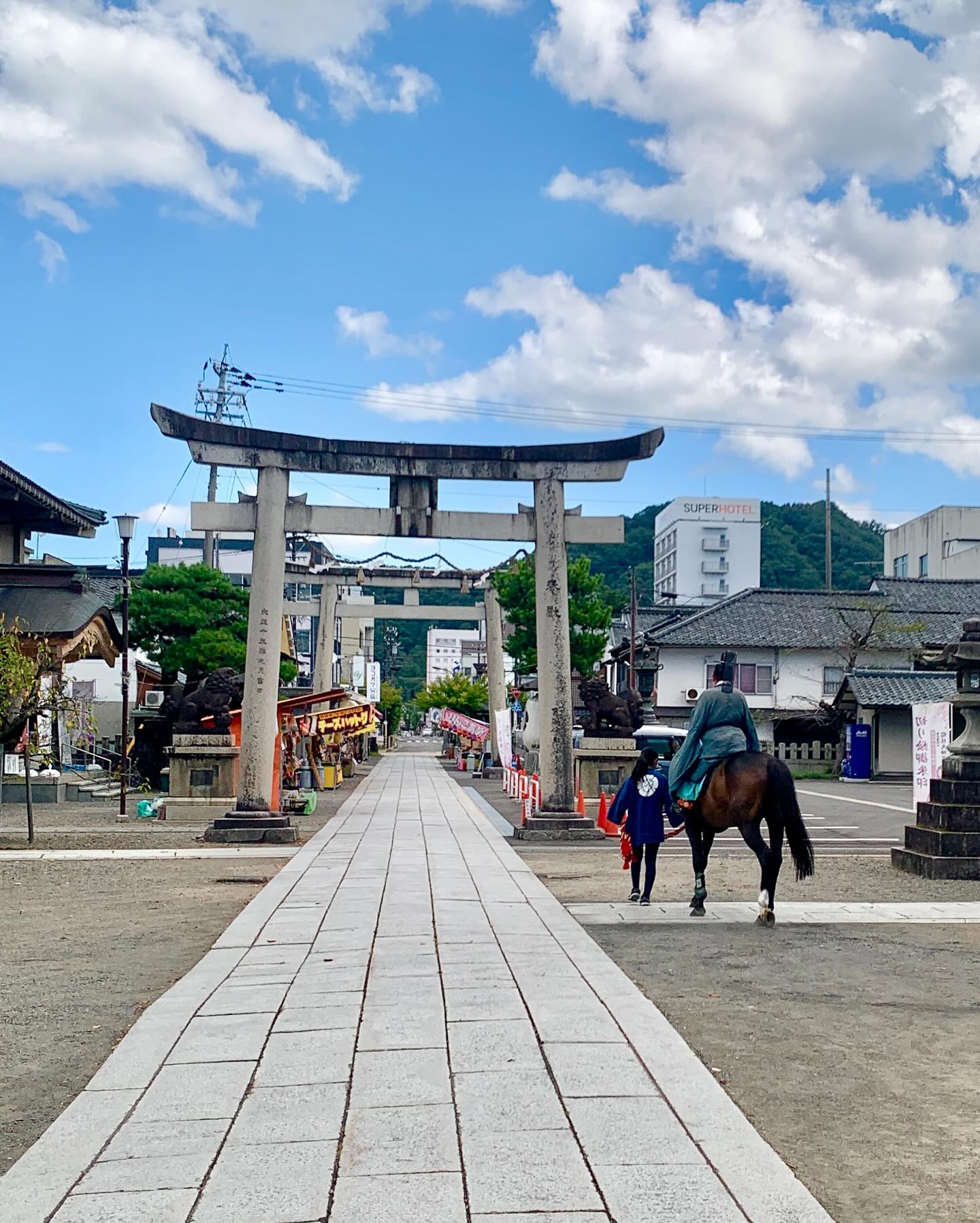 武生まつりですね。たまたま通りかかったので、久しぶりお総社さんにお詣りしていたら、お馬さんがスタートして行きました。昔と違って、人が少ないな。明日は賑やかになるのかな。明日の夜は河和田ワラシカフェに。お祭りもいいけど、ライブもいいよ。